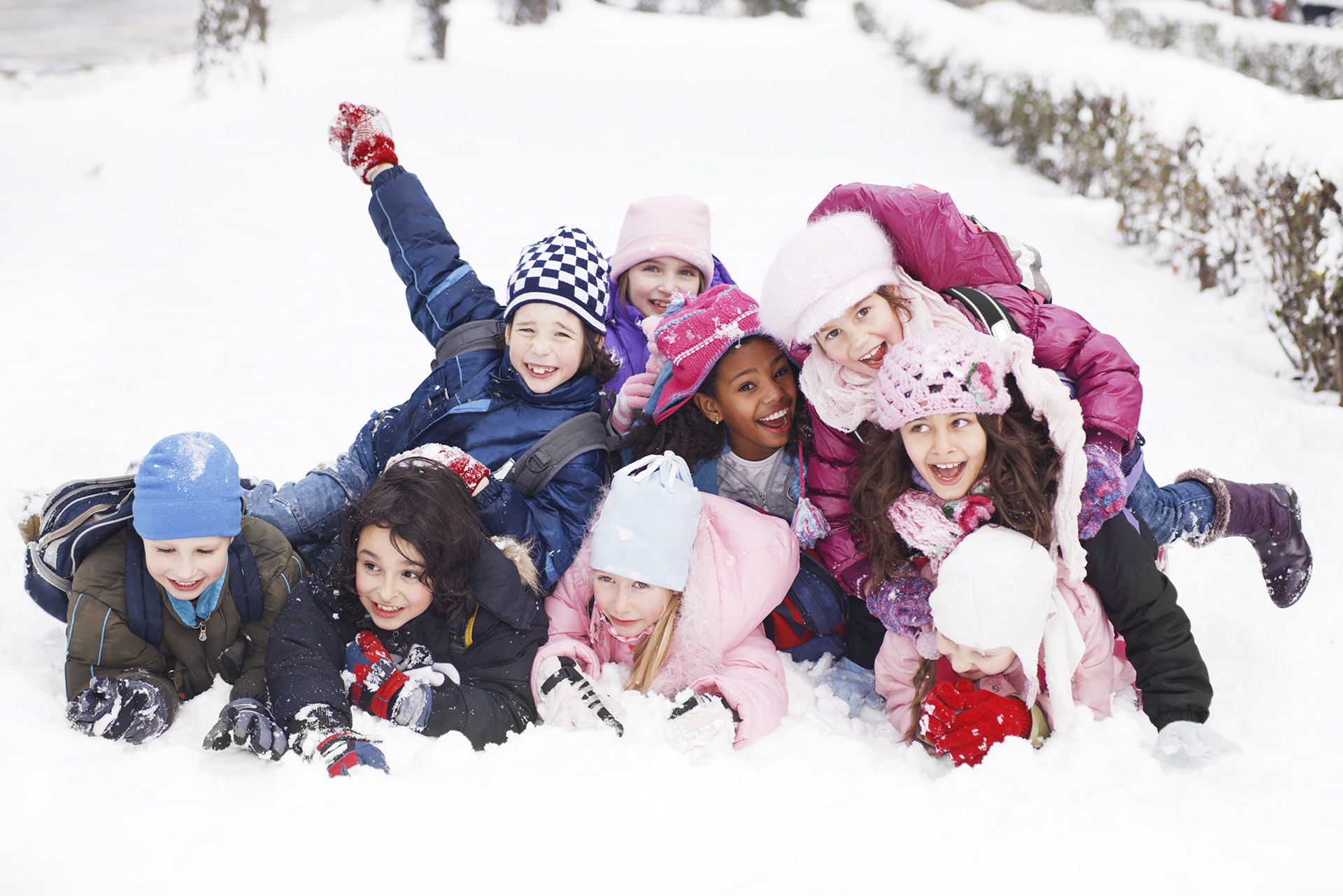 Играть в снежки кататься. Дети зимой. Дети на улице зимой. Зимние развлечения. Зимние развлечения для детей на улице.